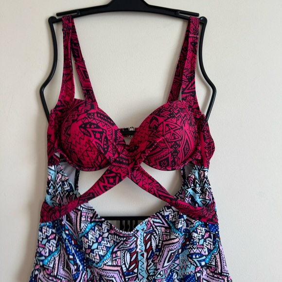Woman’s || Geometric Print Swimsuit size xl - Picture 6 of 9